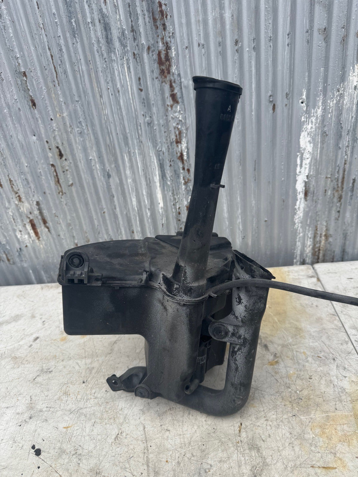 2002-2003 Lexus IS300 Windshield washer tank