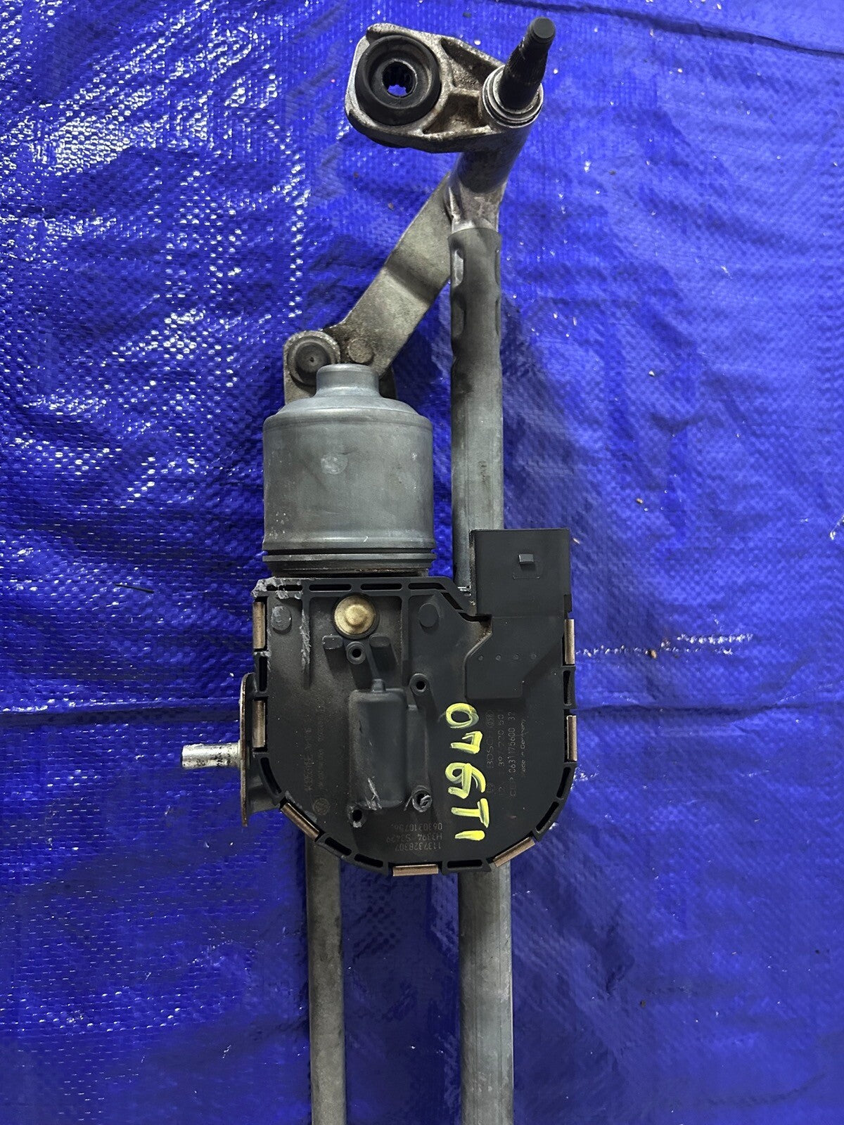 07 VW GTI Windshield Wiper Motor Assembly 