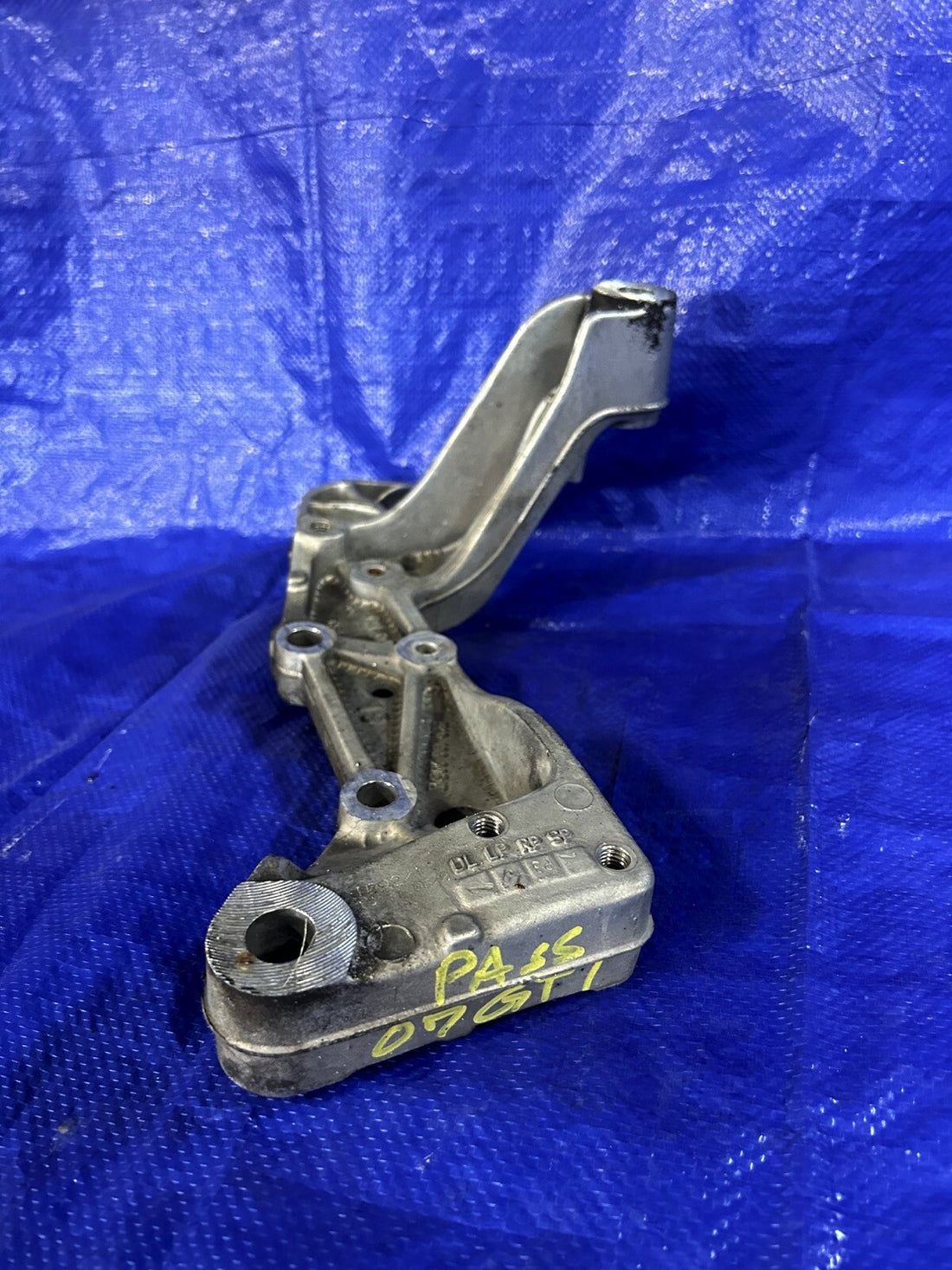 05-07 Volkswagen GTI JETTA front Right Passenger subframe mount bracket