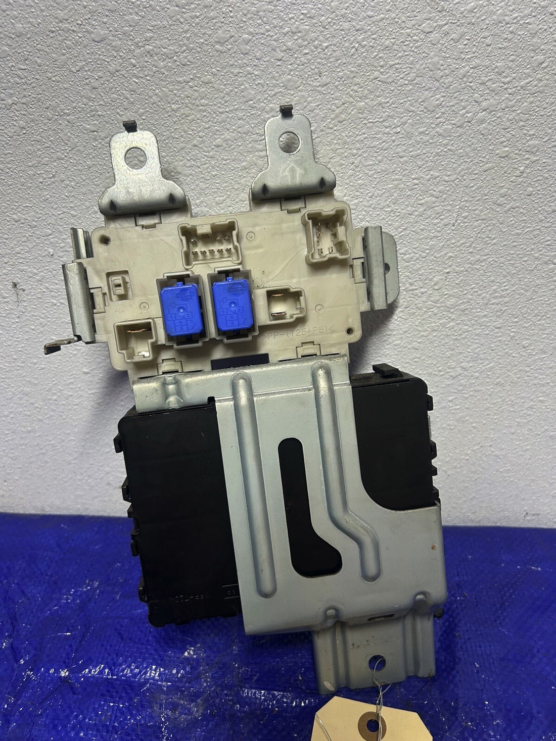 08 Nissan 350z  engine bay fuse box 