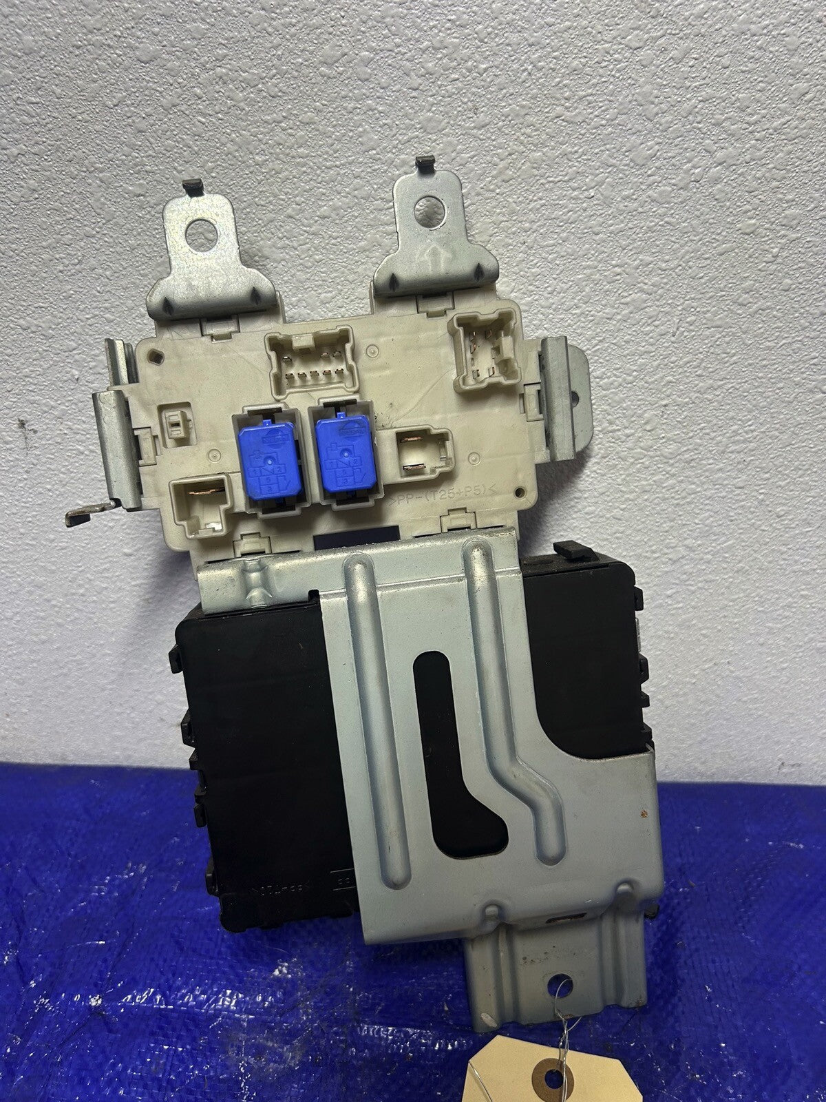 08 Nissan 350z  engine bay fuse box 