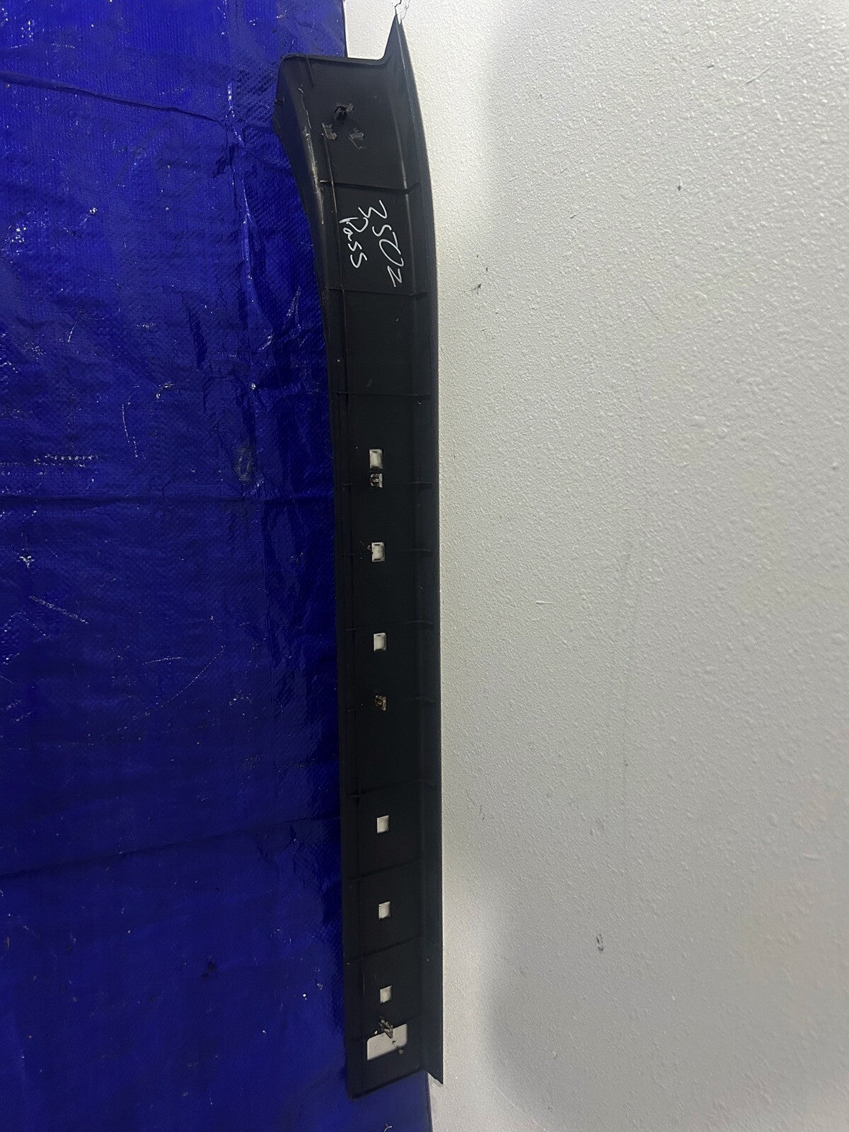 08 Nissan 350z Passenger door sill trim 