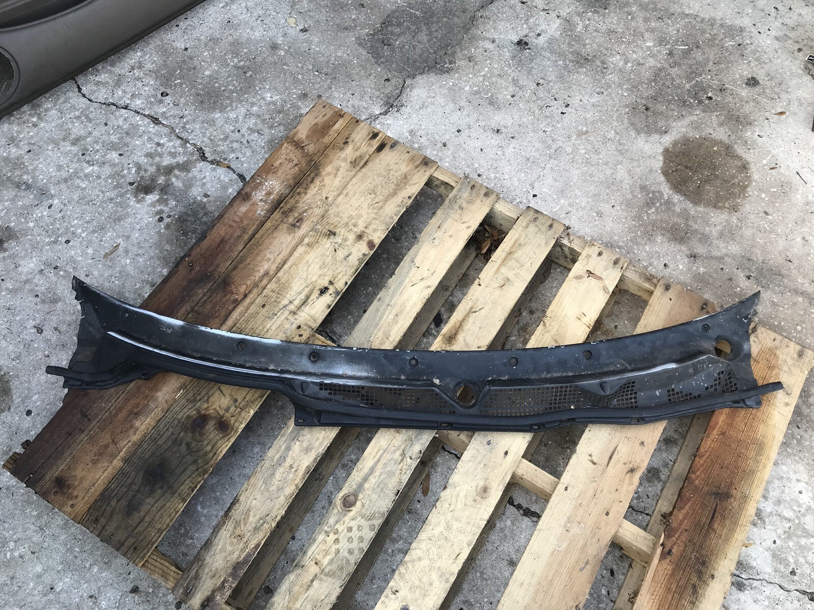 94-01 Acura Integra Windshield Wiper Cowl Screen Assembly