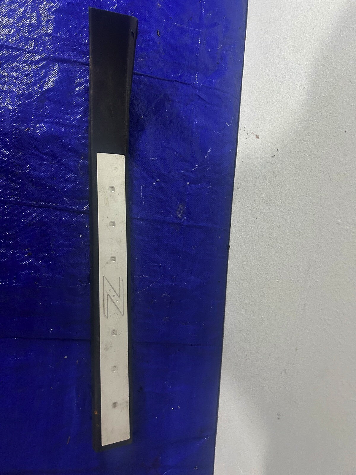 08 Nissan 350z Passenger door sill trim 