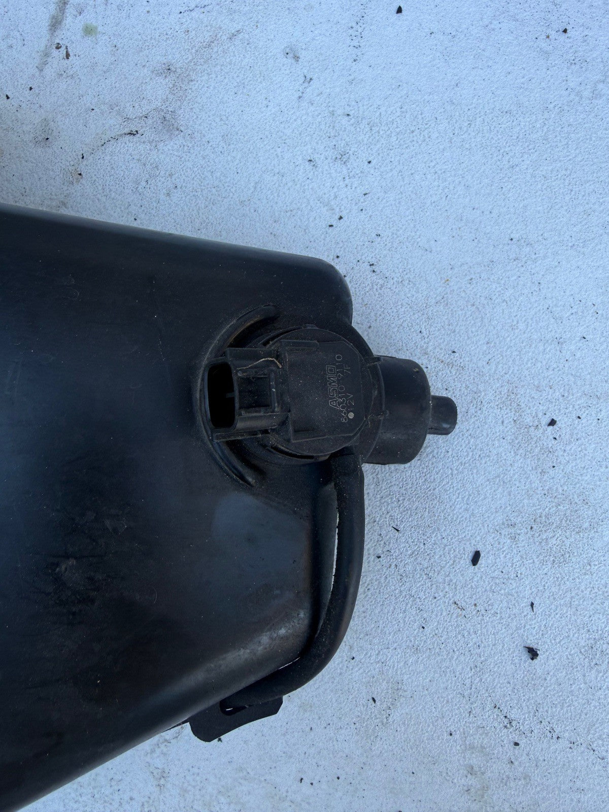 2004-2005 Mazda rx8 windshield bottle tank