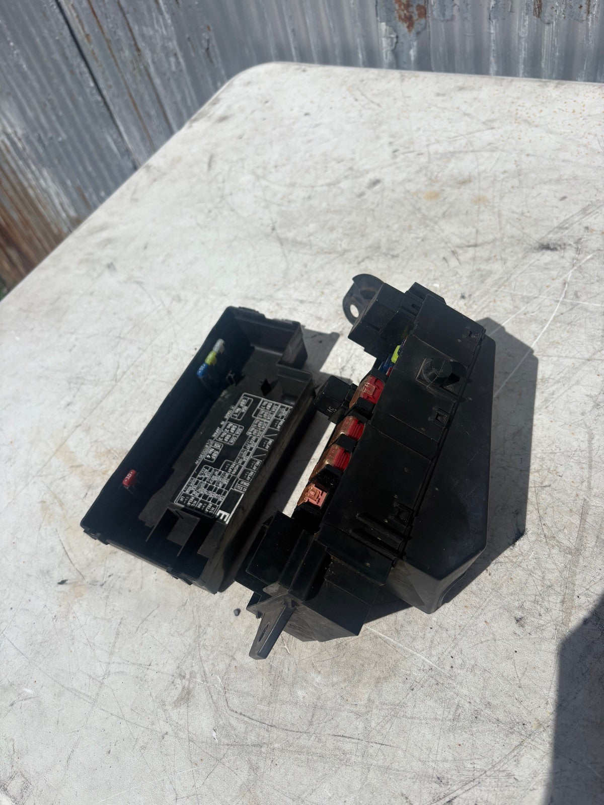 1998-2002 Subaru Forester Engine Bay Fuse Box 
