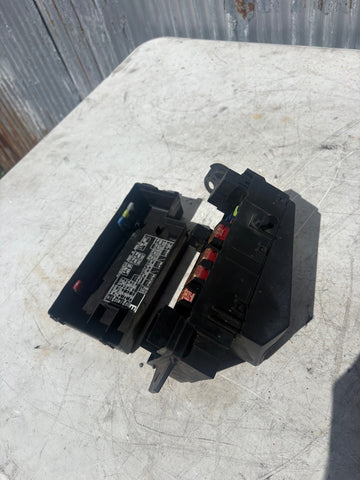 1998-2002 Subaru Forester Engine Bay Fuse Box 
