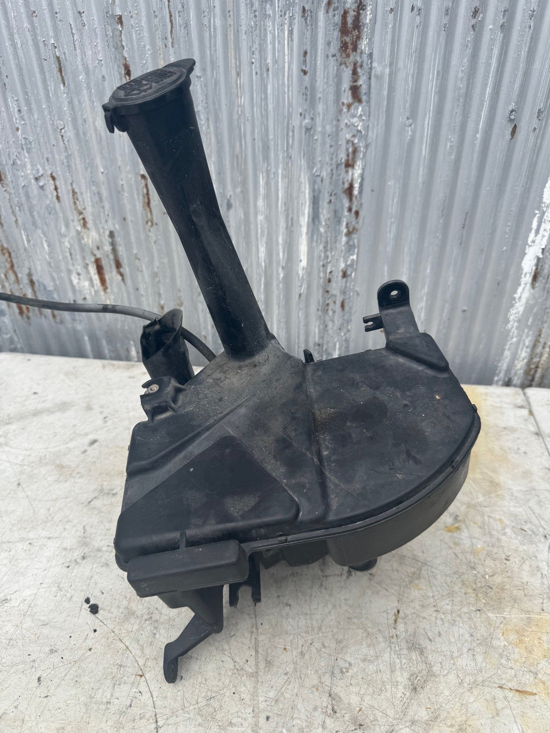 2002-2003 Lexus IS300 Windshield washer tank