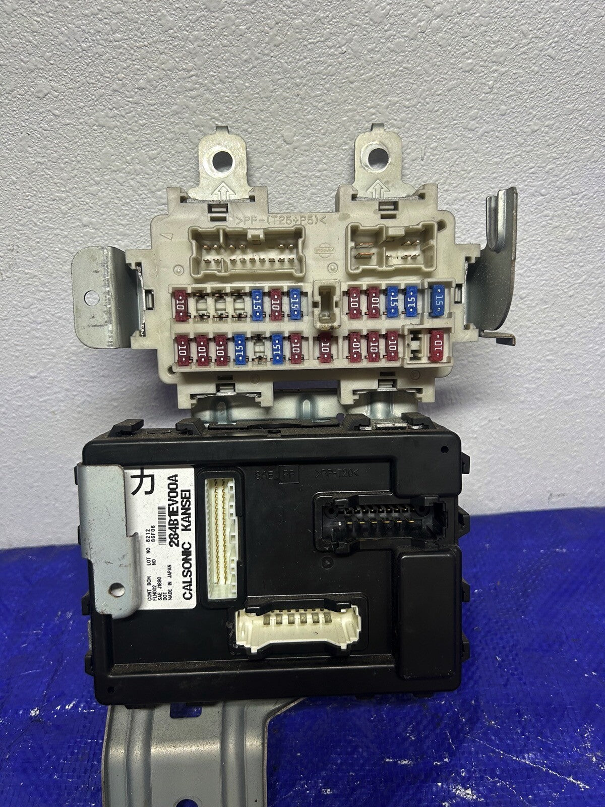 08 Nissan 350z  engine bay fuse box 