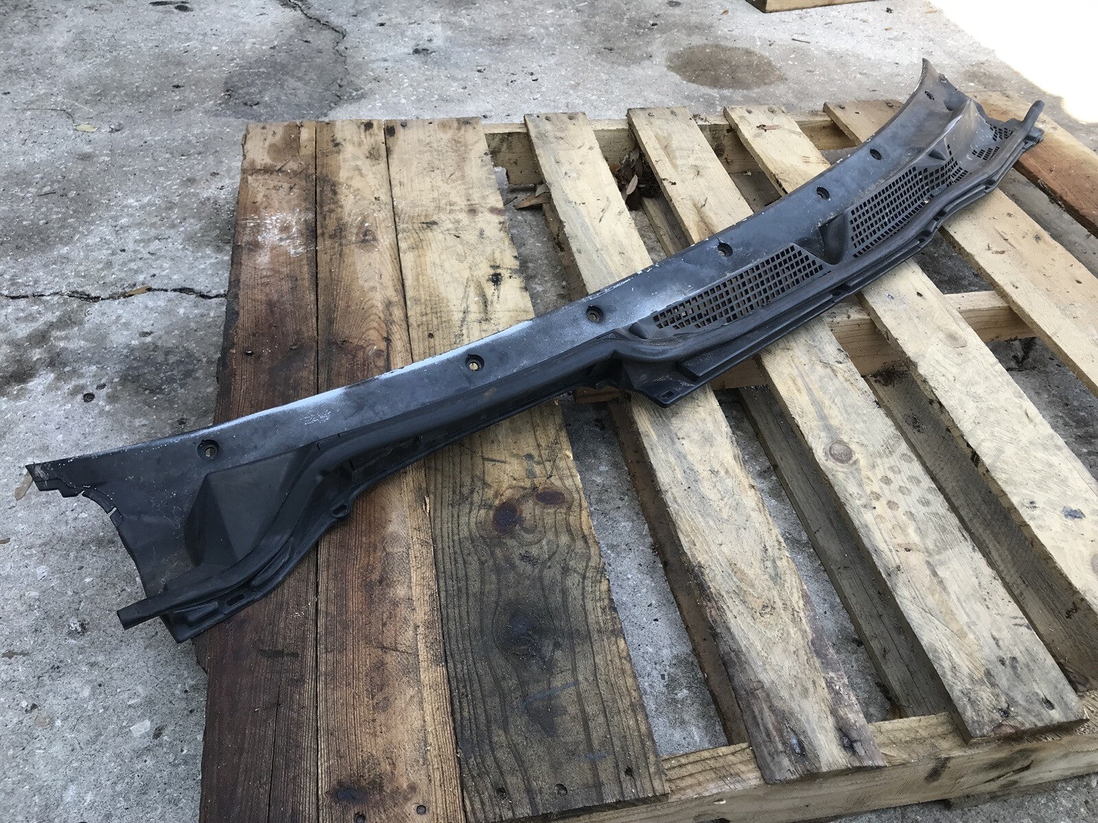 94-01 Acura Integra Windshield Wiper Cowl Screen Assembly