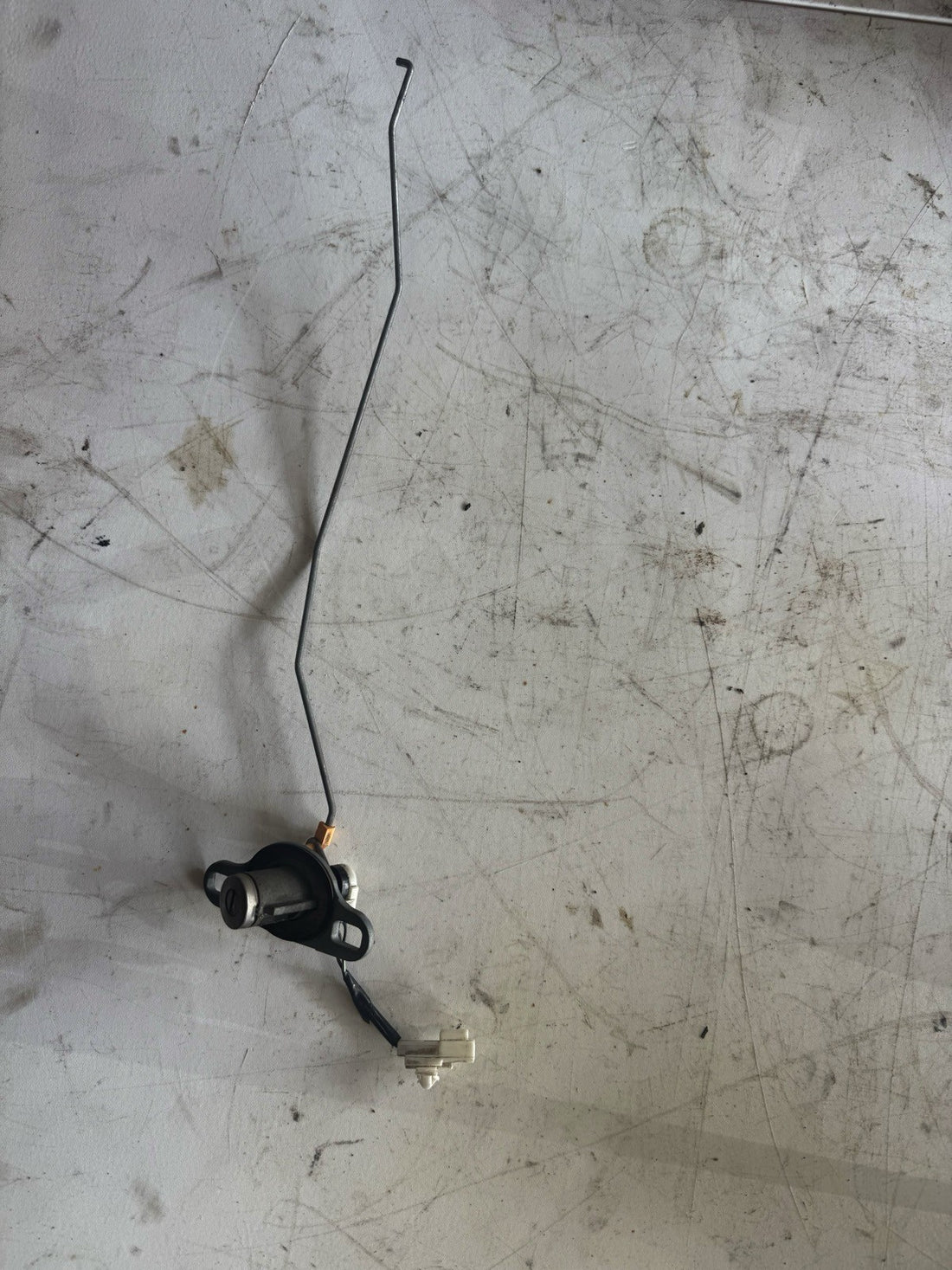 2004-2008 Mazda RX8 trunk lock with rod