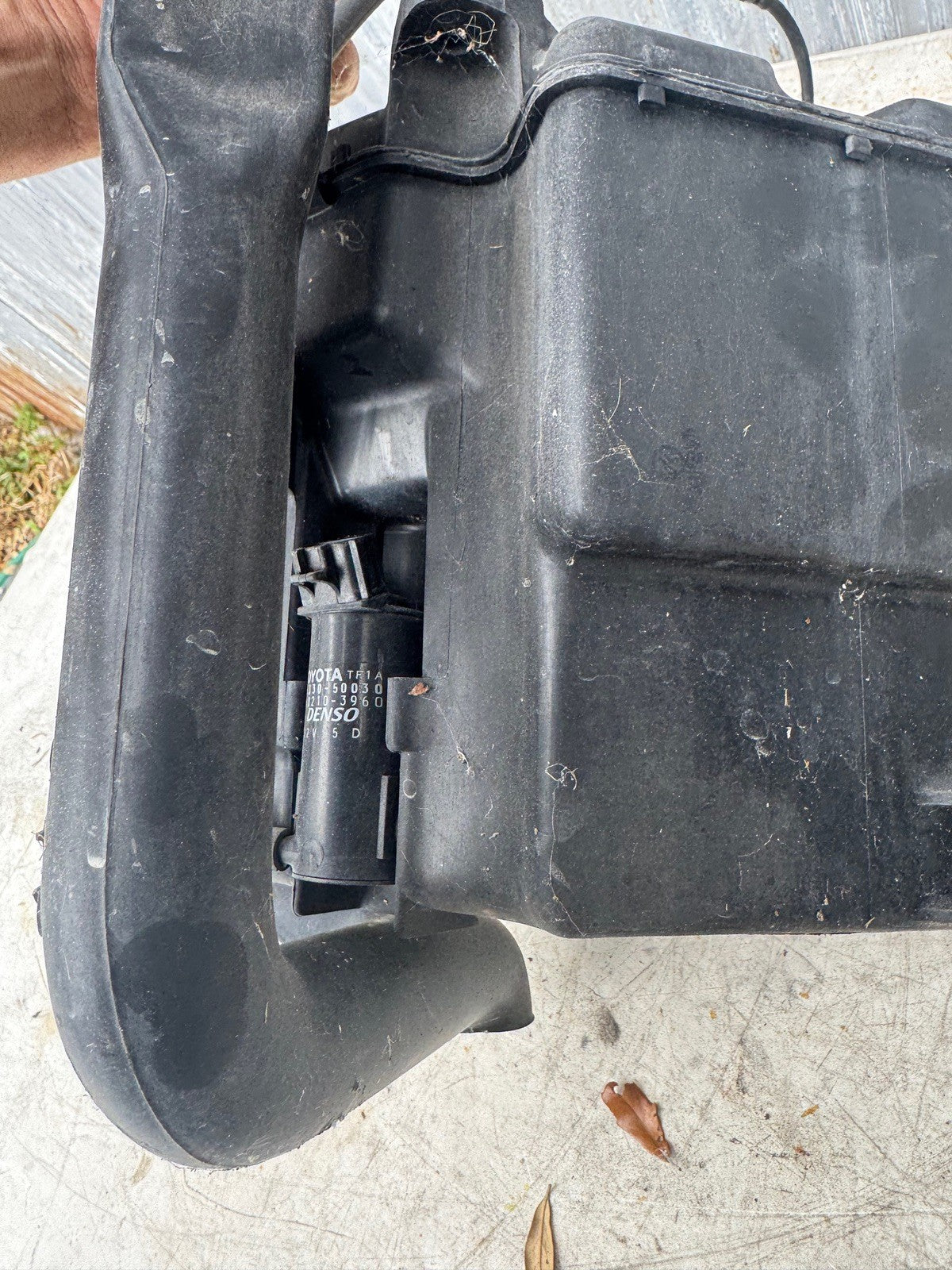 2002-2003 Lexus IS300 Windshield washer tank