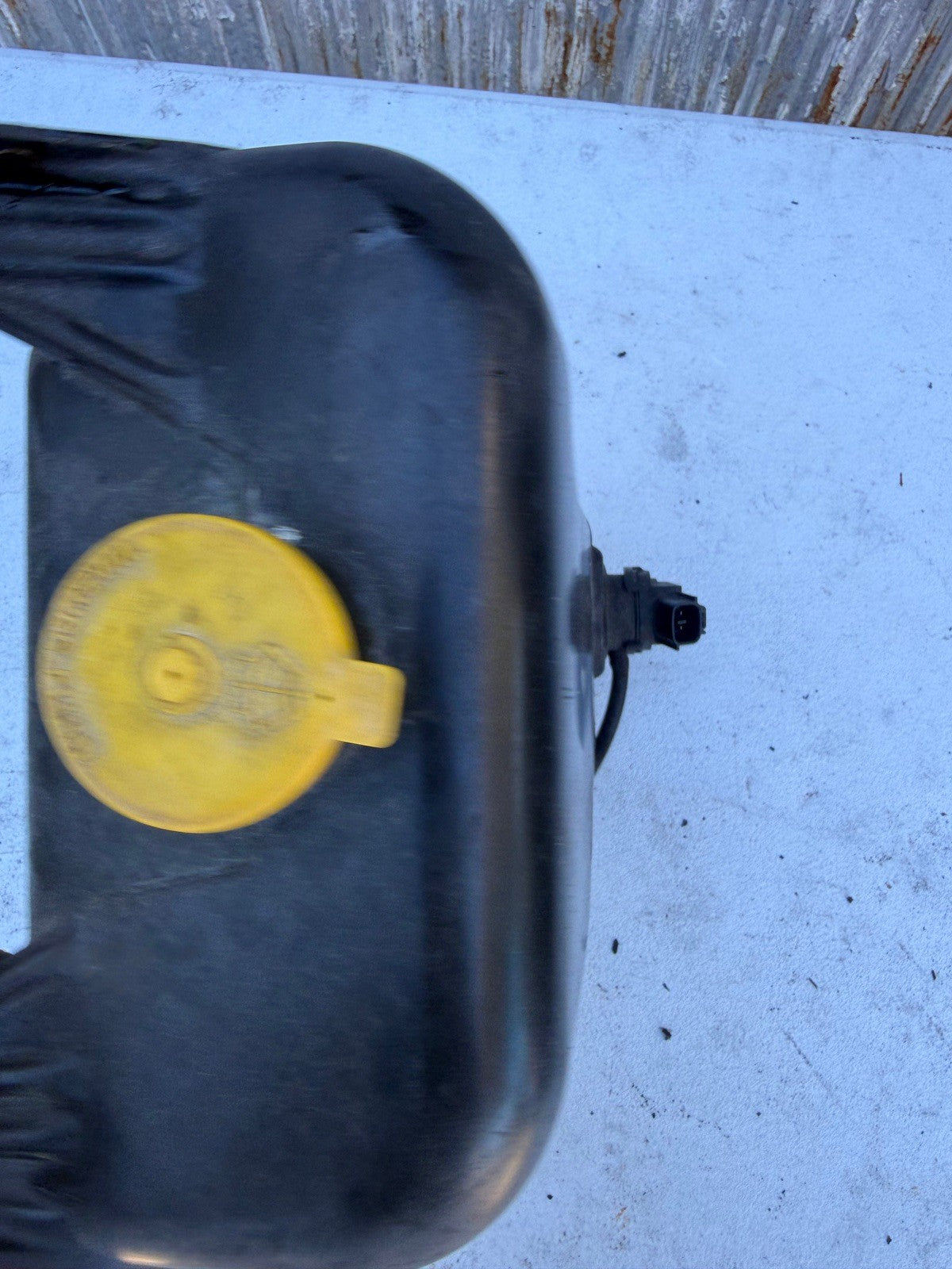 2004-2005 Mazda rx8 windshield bottle tank