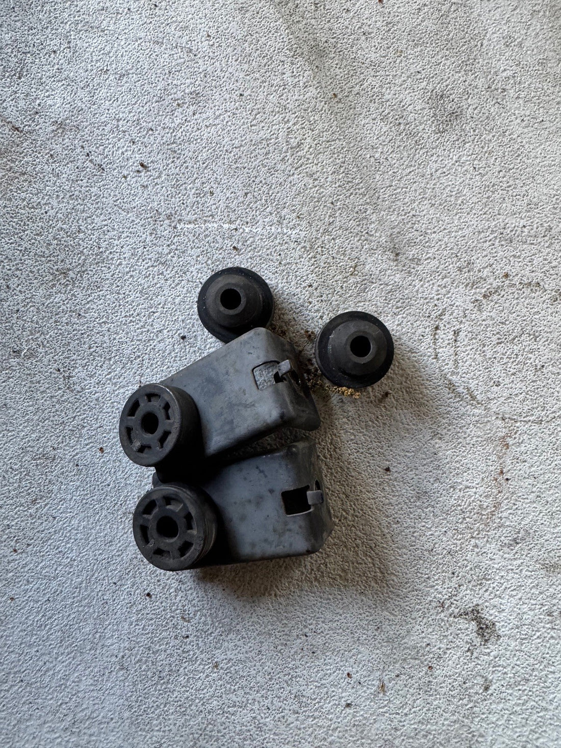 2000-2006 Honda S2000 AC Condensor brackets and bushing