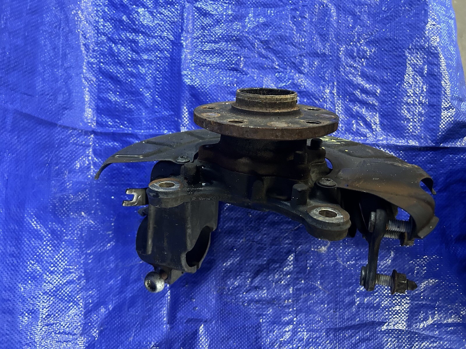 05-07 VW GTI Front Driver LH Side Knuckle Hub 