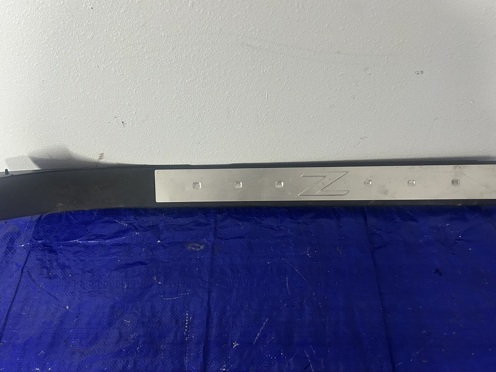 08 Nissan 350z Passenger door sill trim 