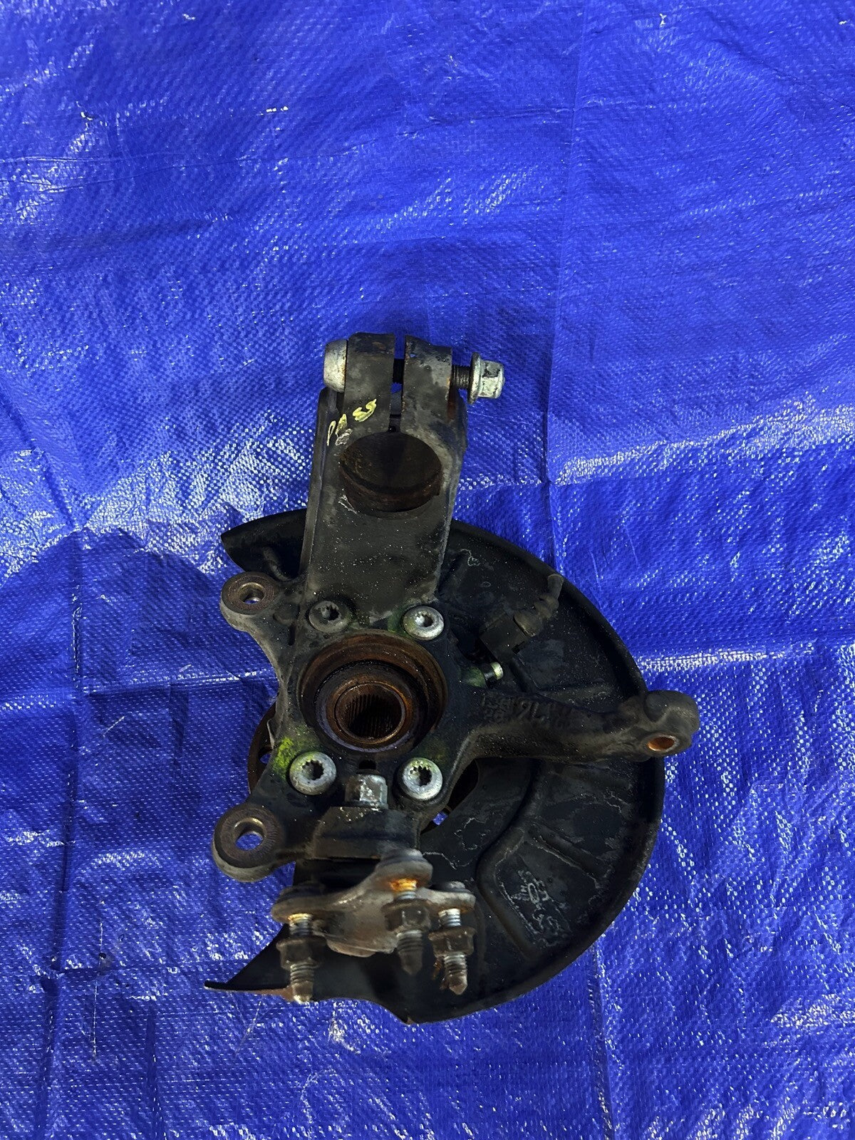 05-07 VW GTI Front Passenger RH Side Knuckle Hub 
