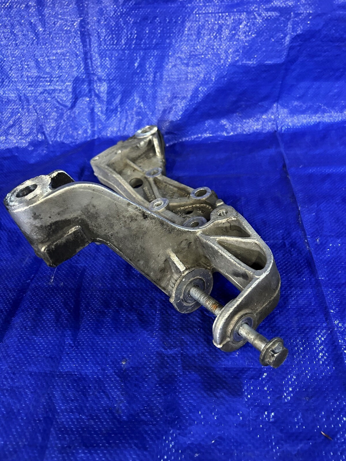05-07 Volkswagen GTI JETTA front Right Passenger subframe mount bracket