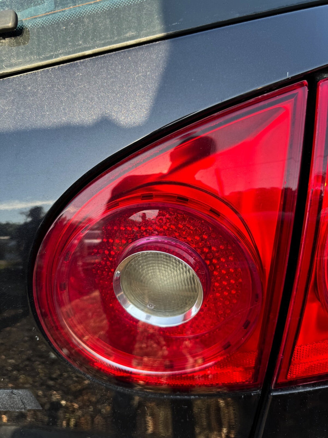 2006-2007 VOLKSWAGEN GTI REAR RIGHT HATCH PASSENGER SIDE INNER TAIL LIGHT OEM
