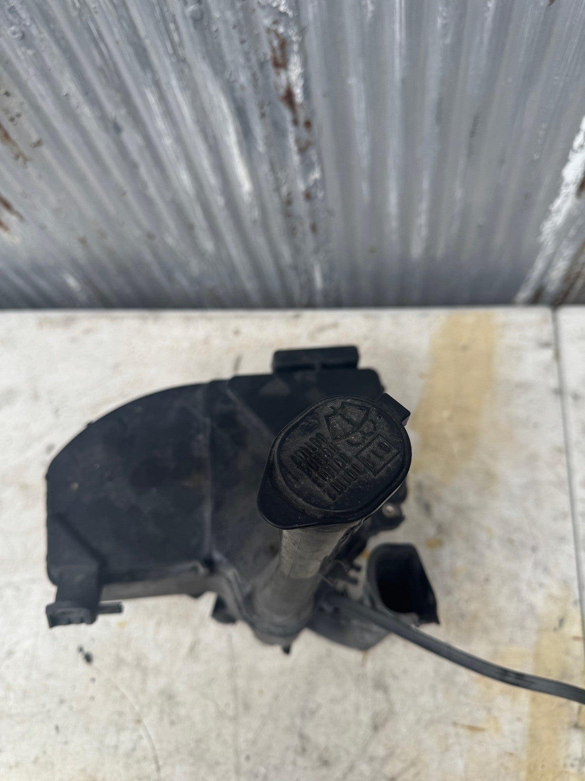 2002-2003 Lexus IS300 Windshield washer tank